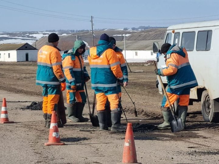 В Азнакаево ведутся работы по устранению дефектов на дорогах