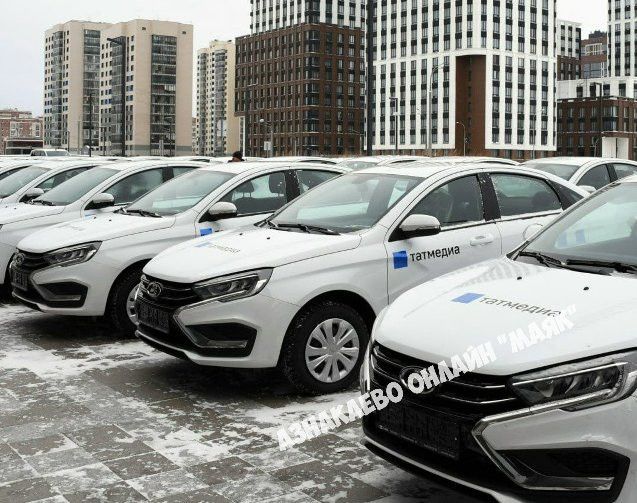 Раис Татарстана вручил редакции «Маяка» ключи от новой Lada Vesta