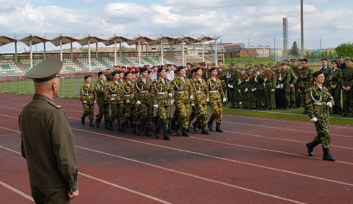 В Азнакаево прошел смотр-конкурс строя и песни