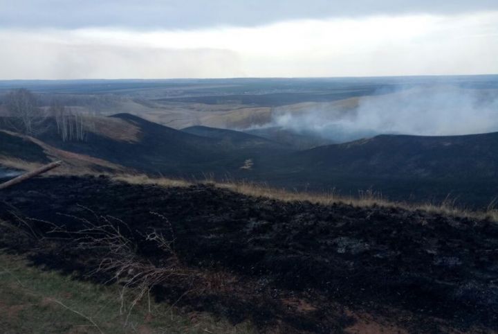 Очевидцы рассказали подробности пожара в Азнакаево на горе Чатыр-тау – ВИДЕО