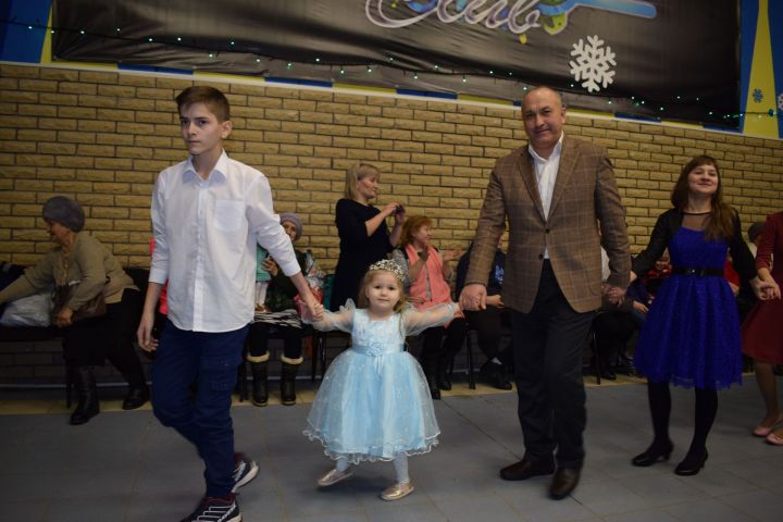 Глава Азнакаевского района поздравил детей-сирот - ФОТО