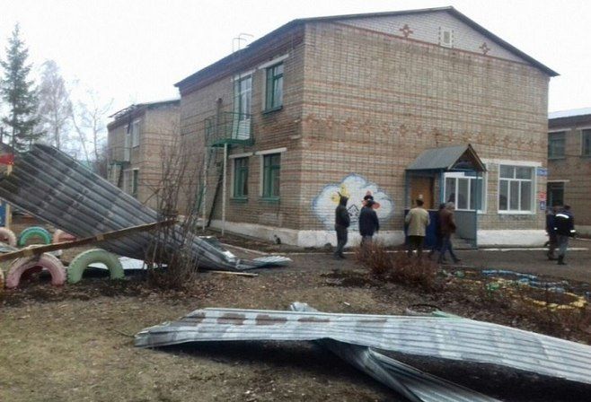 В Башкирии ветер повредил десять домов, детсад, школу и ферму