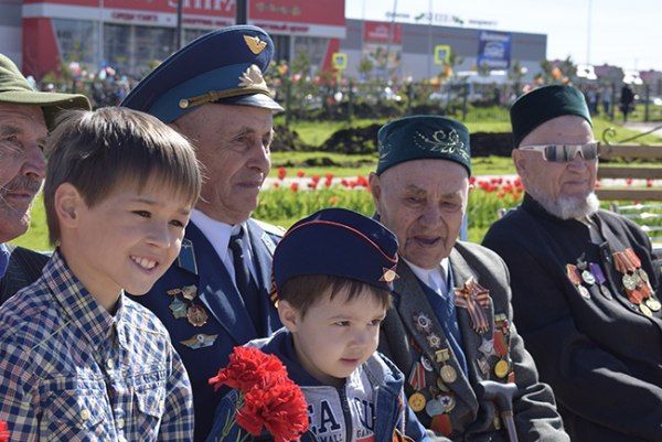 АФИША: 9 мая жителей Азнакаево ждут полевая кухня, митинг, парад, праздничный концерт и салют