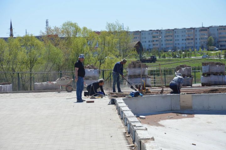 В Азнакаево полным ходом идет реконструкция открытого бассейна