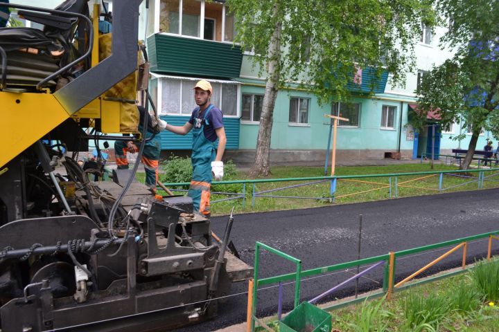 Ремонт и строительство новых дорог в Азнакаево идет полным ходом