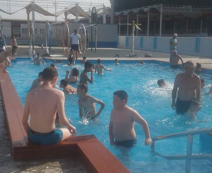 Жители Азнакаево уже купаются в бассейне под открытым небом