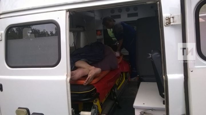 В Татарстане мужчина упал грудью на торчащую трубу со второго этажа дачи