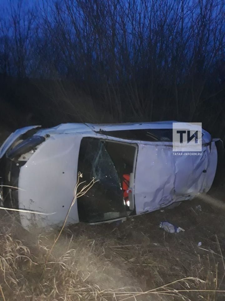 Легковушка в Татарстане вылетела в кювет и перевернулась, два человека получили травмы