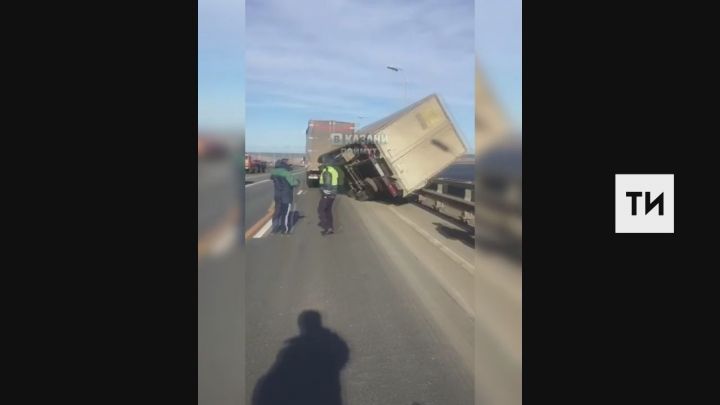 На видео попало, как в Татарстане штормовым ветром едва не сдуло с моста фуру