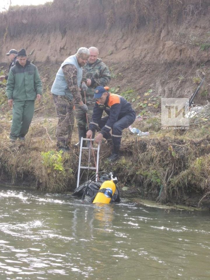 Водолазы подняли тело рыбака из Сапеево, сорвавшегося на автомобиле в реку Ик