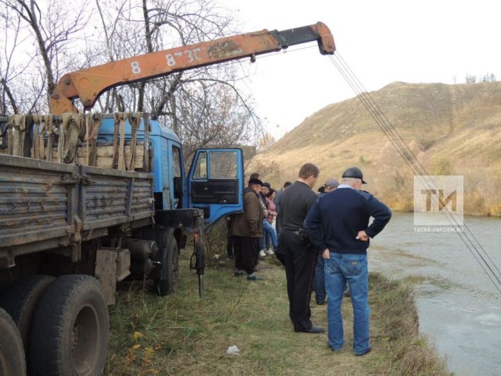 Водолазы подняли тело рыбака из Сапеево, сорвавшегося на автомобиле в реку Ик