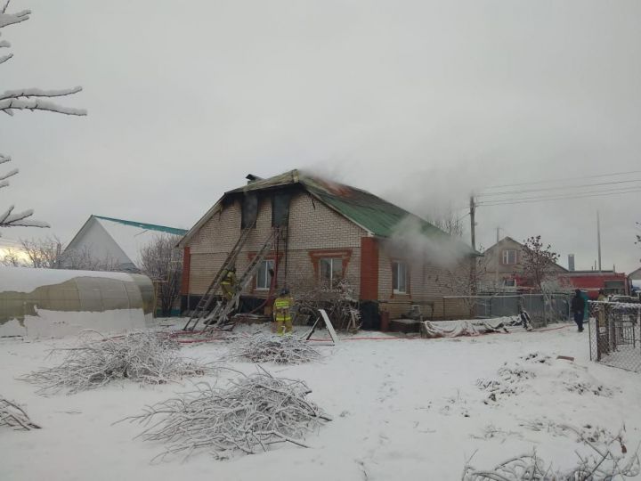 В поселке Яна Юл Азнакаевского района загорелся дом (ФОТО+ВИДЕО)
