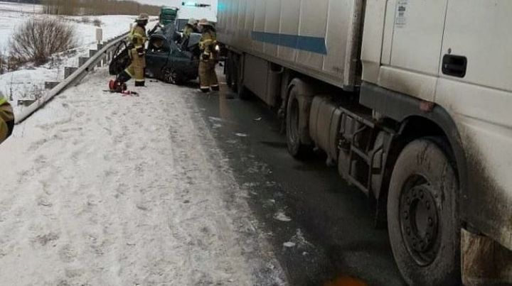 На видео попал момент страшного ДТП в Татарстане, в котором погибли женщина с дочкой