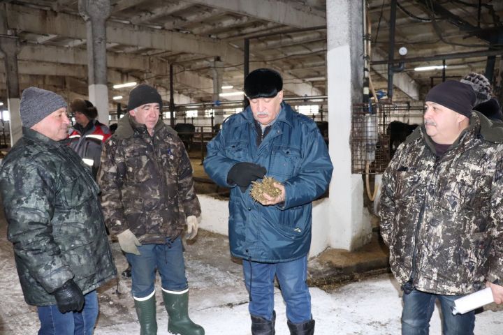 Азнакай авыл хуҗалыкларында терлекләрне кышлату һәм техника ремонты барышы тикшерелде (ФОТО)