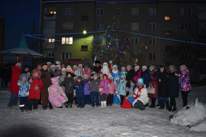 Новогодний праздник собрал жителей по улице Валиханова