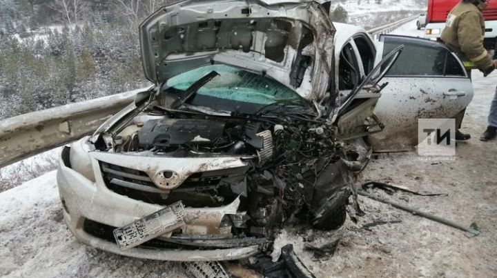 Два человека пострадали в аварии с «КАМАЗом» и легковушкой в Бугульминском районе