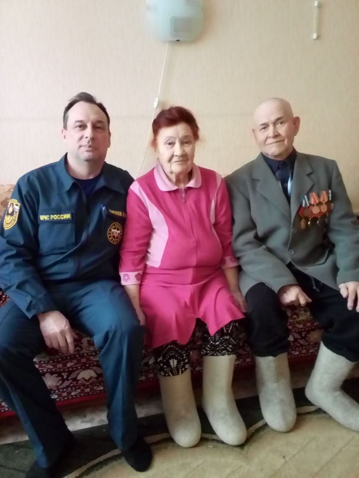 Азнакаевские пожарные поздравили ветеранов пожарной охраны с Днём защитника Отечества - ФОТО