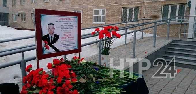 Сотни людей пришли проститься с убитым накануне в Нижнекамске полицейским Динаром Саматовым