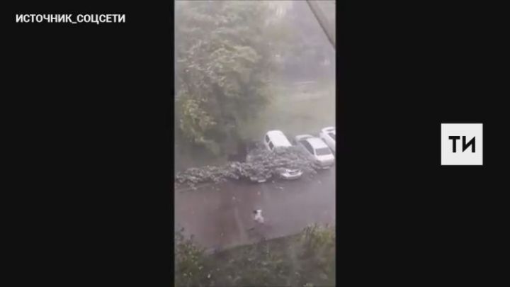 Очевидцы сняли на видео ураган в Альметьевске