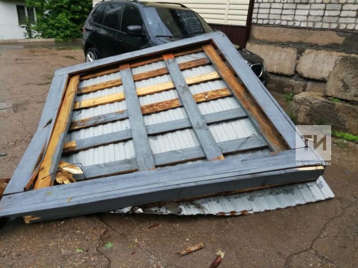 Сильным ветром в Бугульме и Нурлате части кровли сорвало и обрушило на автомобили