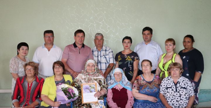 Руководитель Азнакаевского исполкома Айдар Шамсутдинов поздравил с 90-летним юбилеем Аминову Миннегаян Ахметхузовну.