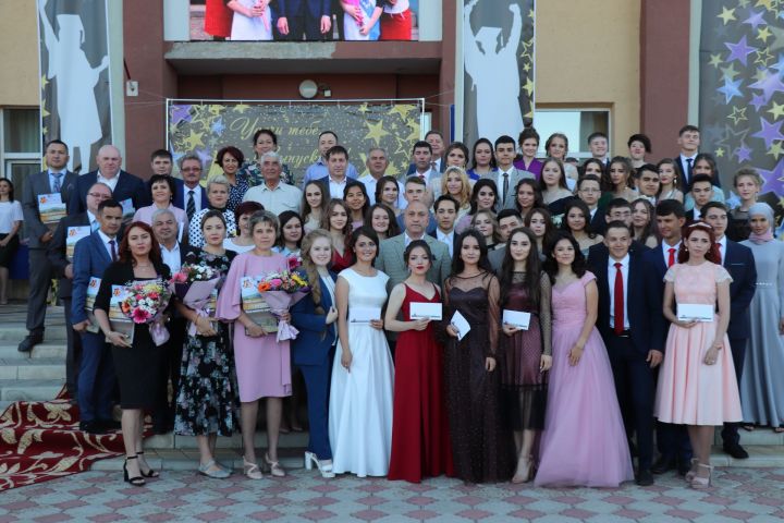 Вчера в Азнакаево прошел праздник в честь наших Выпускников! (ФОТОРЕПОРТАЖ, ЧАСТЬ-1)