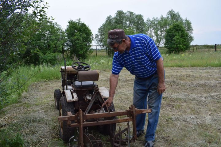Мусавир Каримов из села Мальбагуш Азнакаевского района смастерил своими руками трактор (ФОТО и ВИДЕО)