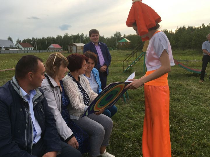 В микрорайоне Каенлы поселка Актюбинский состоялся праздник двора (ФОТО)