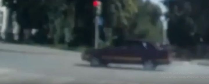 Очевидец снял на видео, как в Казани легковушка сбила пешехода, перебегавшего дорогу на «красный»