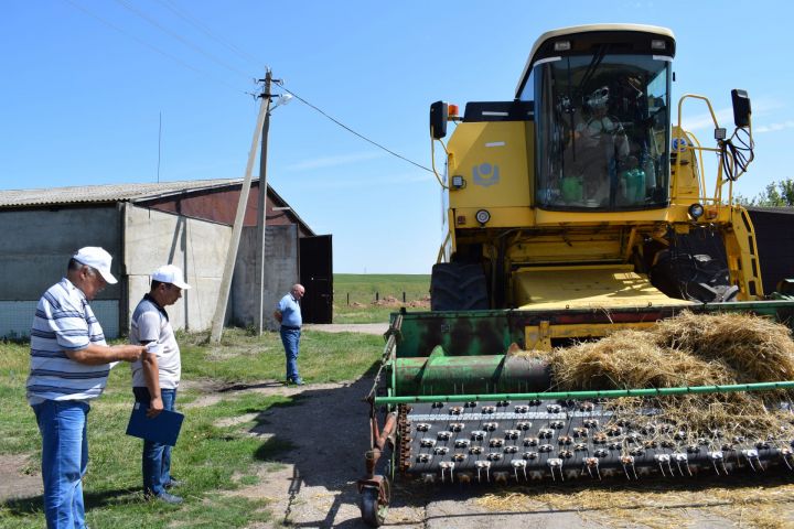 Готовность азнакаевских аграриев к уборочным работам проверило Министерство сельского хозяйства и продовольствия РТ