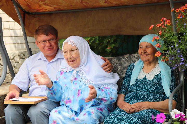 Руководитель аппарата районного Совета Айдар Халиуллин поздравил с 90-летним юбилеем Мухаметзянову Гайшу Исхаковну