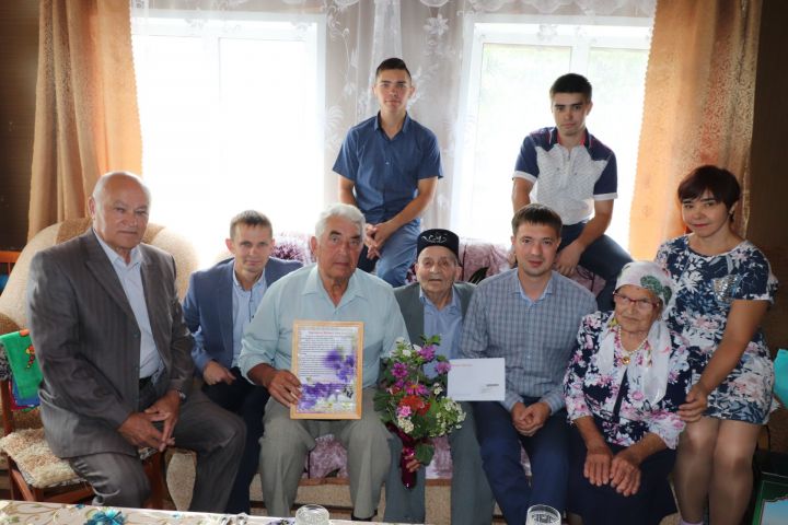 Азнакай шәһәре башкарма комитеты җитәкчесе Марат Солтанов Нуриев Шамил Зәки улын 90 яшьлек юбилее белән котлады. 