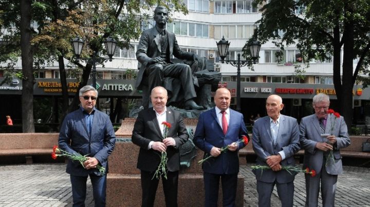 Дни культуры РТ в Москве открылись возложением цветов к памятнику Габдулле Тукаю