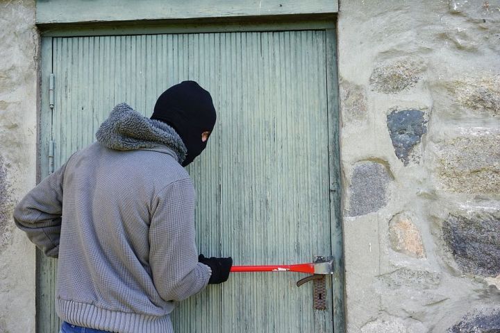 В Азнакаево решивших вернуться на место преступления злоумышленников поймали с поличным