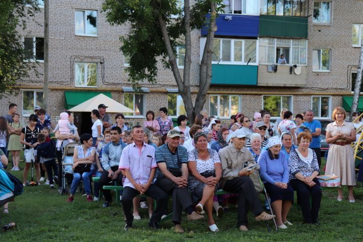 Азнакаевцы вышли всем двором на праздник!(ВИДЕО)