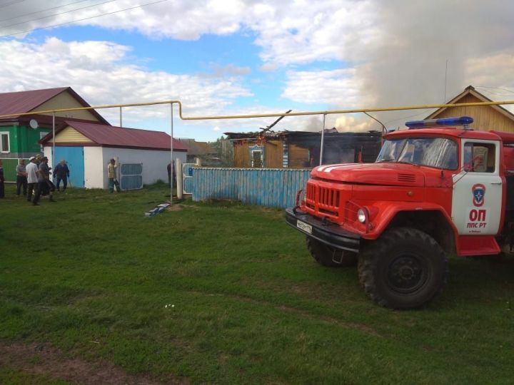 &nbsp;В Азнакаевском районе сгорел дом (ФОТО,ВИДЕО)