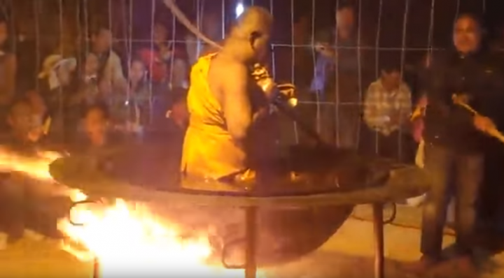 Смелый монах медитирует в котле с кипящим маслом
