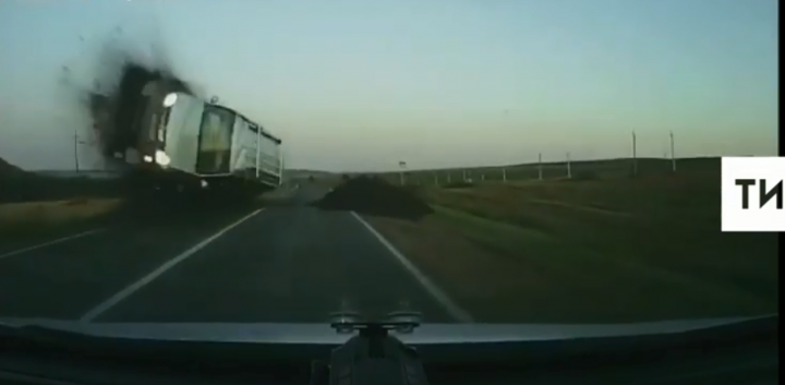Подлетевшая на куче асфальта на трассе в Татарстане «Лада» протаранила два автомобиля