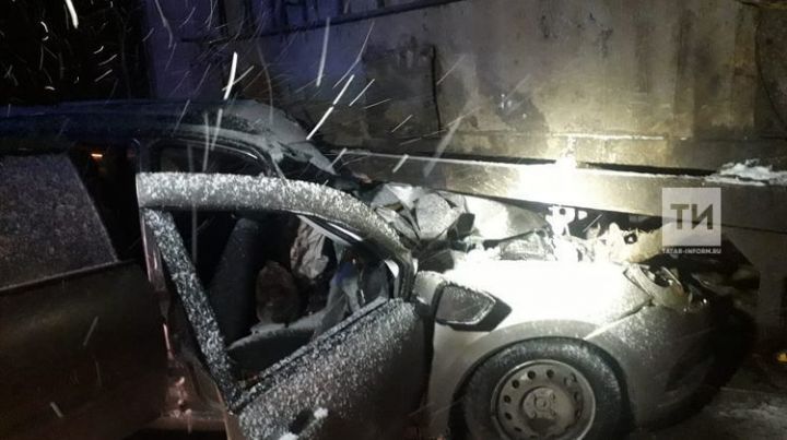 Легковушка влетела под «КАМАЗ» на дороге под Альметьевском, водителя зажало в салоне