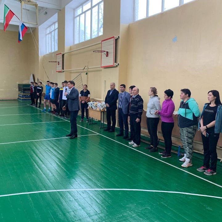 В Азнакаево проходят соревнования по волейболу среди школьных команд