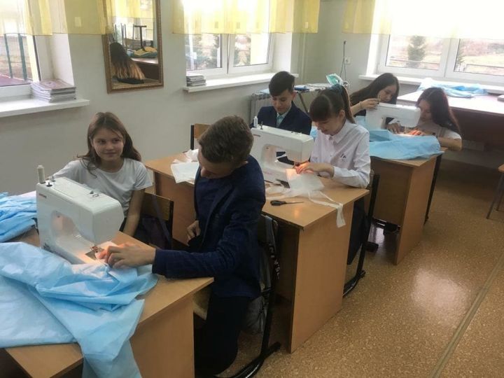 Азнакаевские школьники на уроке технологии шьют маски и костюмы