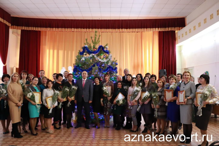 Азнакай гимназиясендә «Үсеш ноктасы» үзәге ачылды һәм районның иң яхшы укытучыларын бүләкләделәр