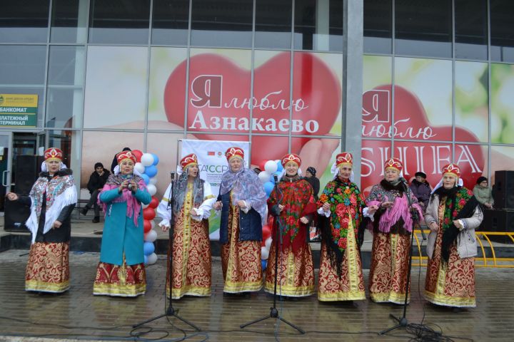 В Азнакаево проводится ярмарка в честь Масленицы