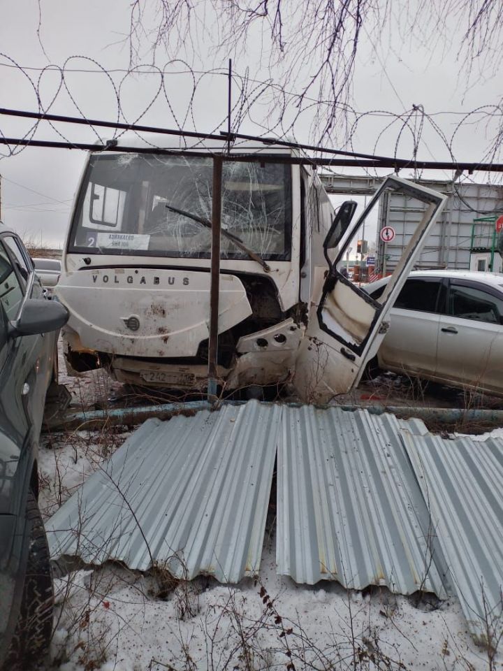 В Азнакаево водитель автобуса умер за рулем и протаранил несколько машин