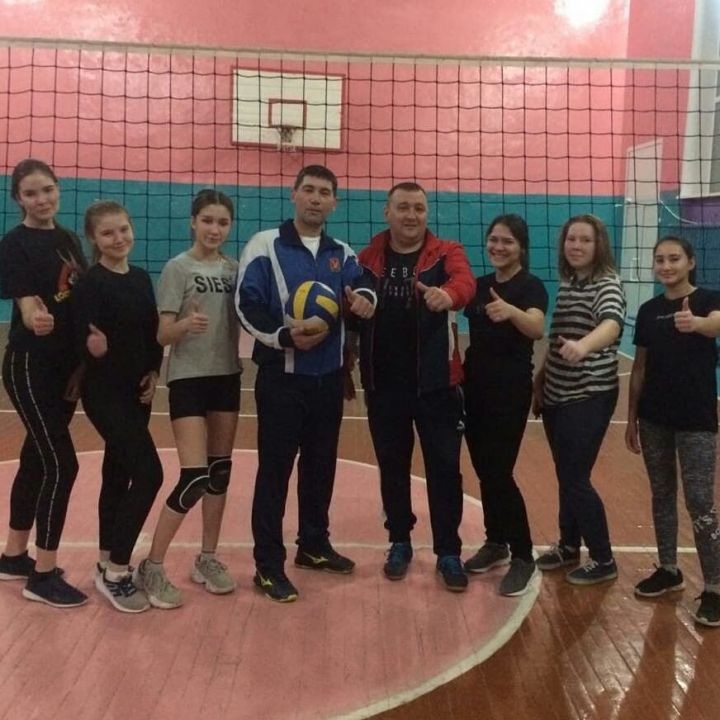 В гимназии Азнакаево состоялся товарищеский турнир по волейболу