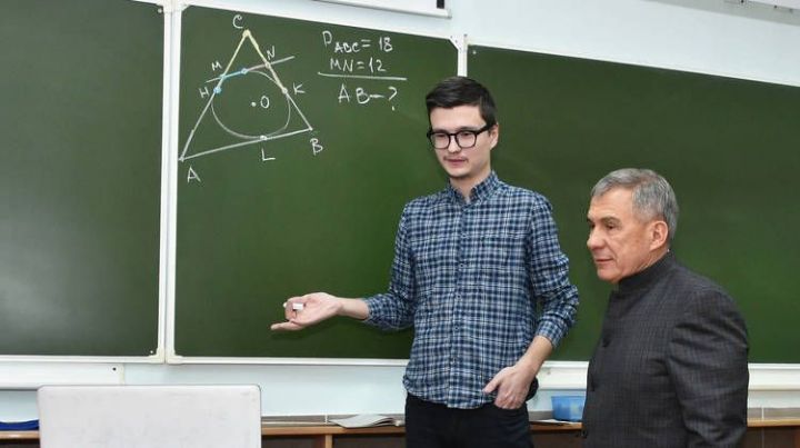 Рустам Минниханов проверил готовность к дистанционному обучению школьников