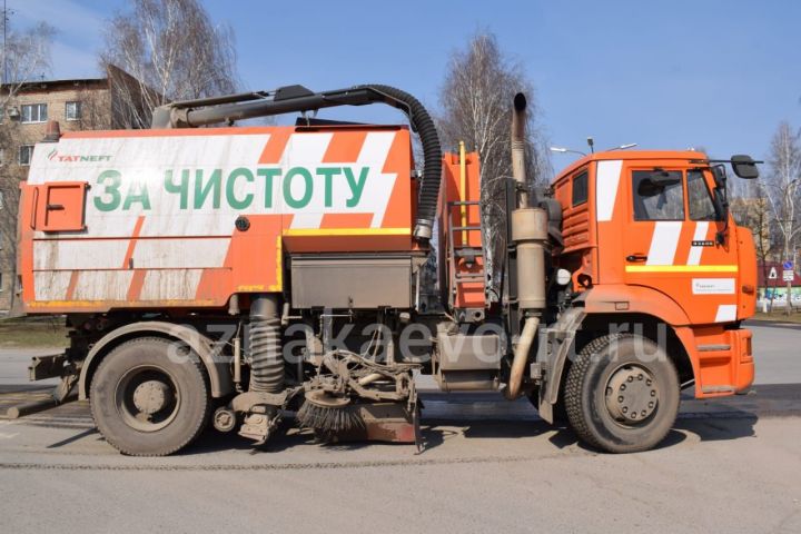Азнакаевские дороги моются и дезинфицируются (ФОТО+ВИДЕО)
