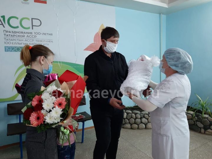 В Азнакаево состоялась выписка из роддома сотого новорожденного этого года