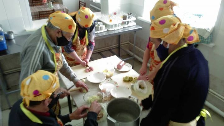 В Азнакаевском доме-интернате учатся секретам кулинарии