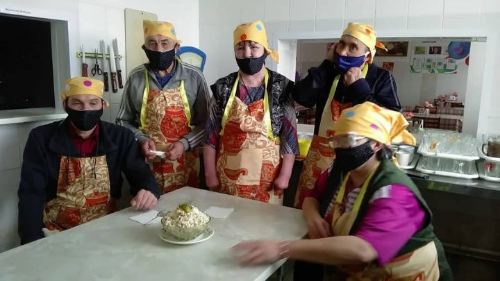 В Азнакаевском доме-интернате учатся секретам кулинарии
